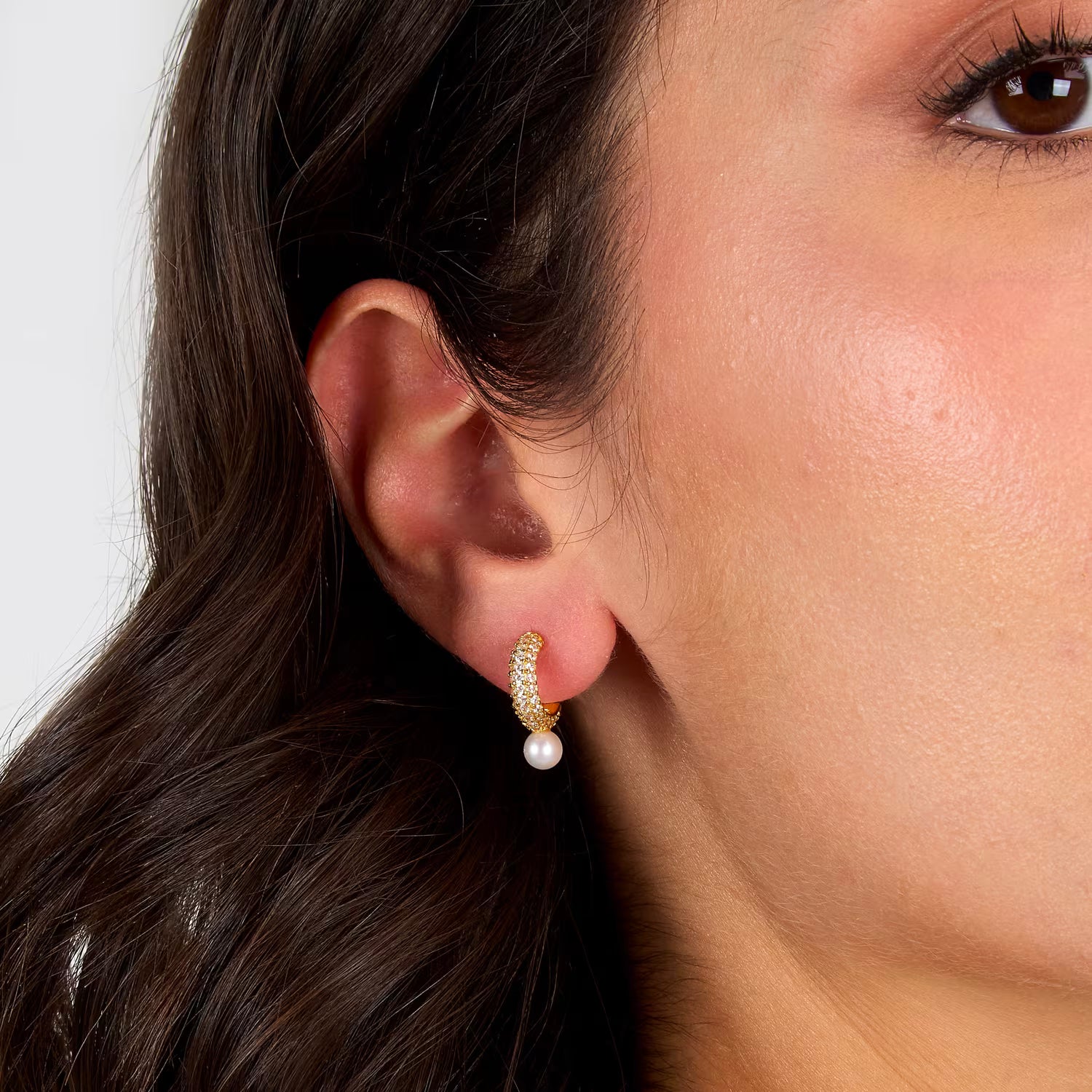 Cercei Morellato SXU53 din argint 925 rodiat auriu cu perla de cultura 0,5 cm si diamante CZ albe la ureche