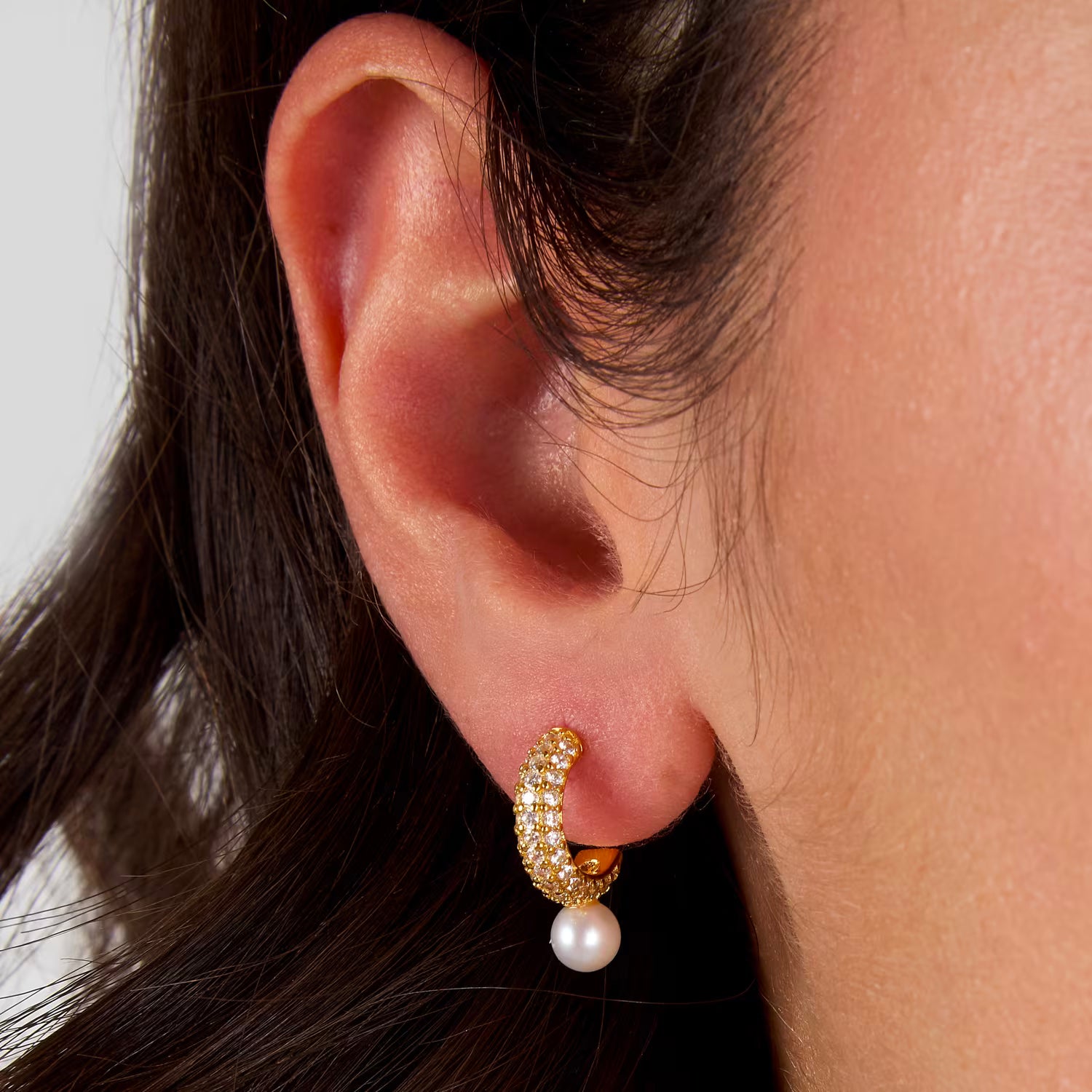 Cercei Morellato SXU53 din argint 925 rodiat auriu cu perla de cultura 0,5 cm si diamante CZ albe la ureche detaliu
