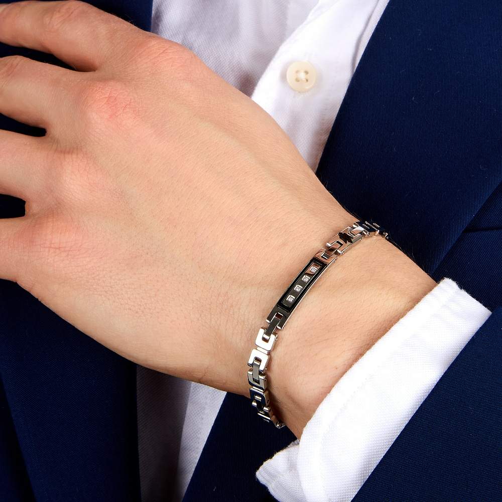 Brățară bărbătească Maserati Diamonds purtată la încheietură, design elegant argintiu și negru, cu diamante discrete