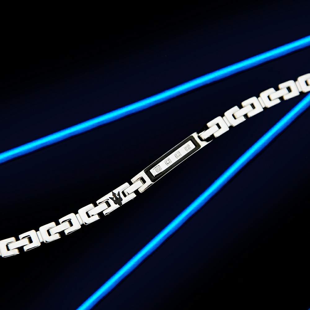Detaliu brățară Maserati Diamonds, evidențiind cele 4 diamante montate pe designul din oțel inoxidabil argintiu și negru