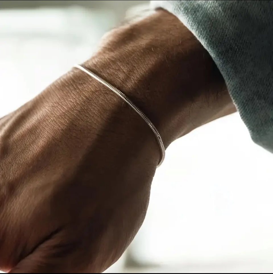 bratara barbateasca minimalista din otel inoxidabil la mana