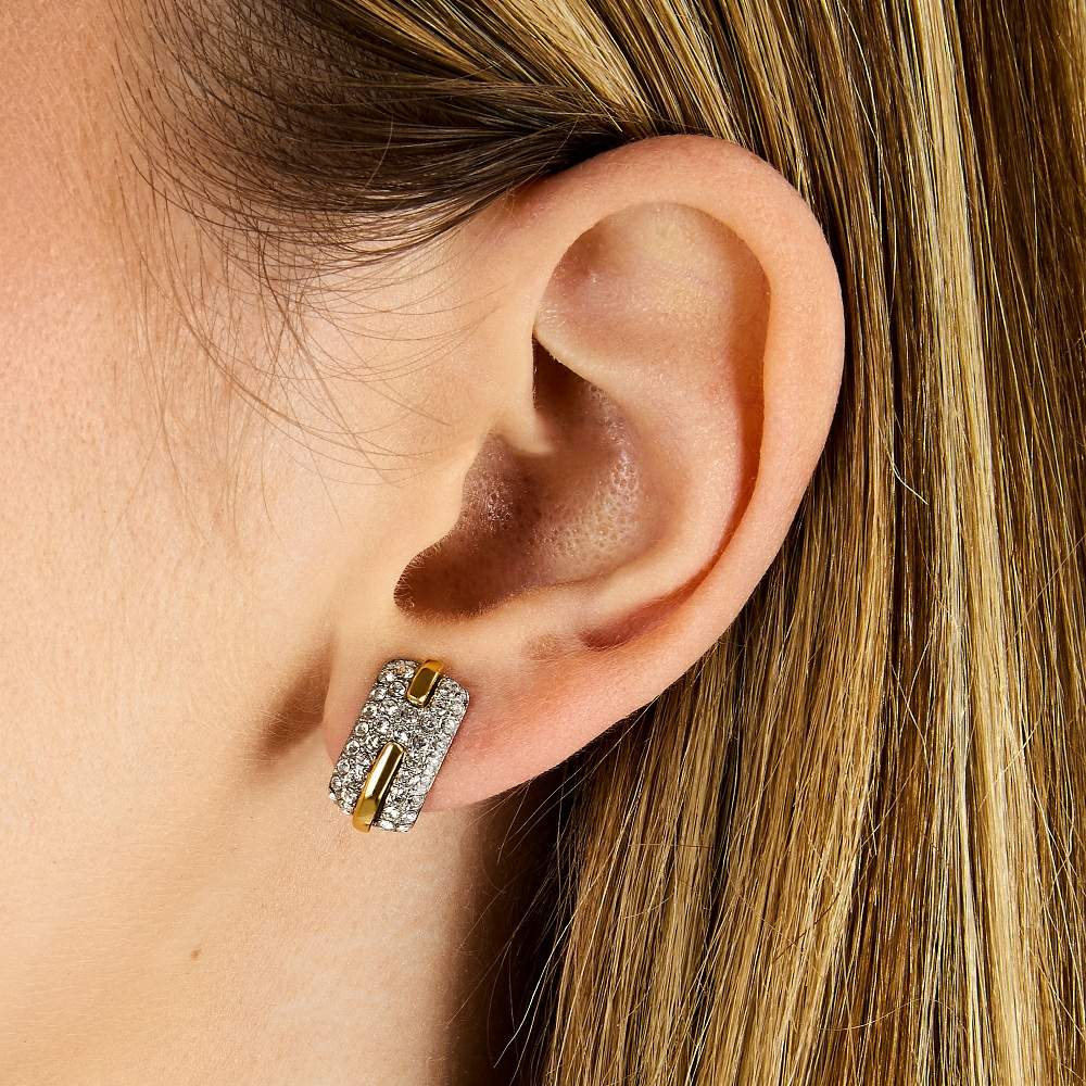 Cercei Trussardi Concept argintii si aurii cu cristale albem la urechea unui model feminin elegant