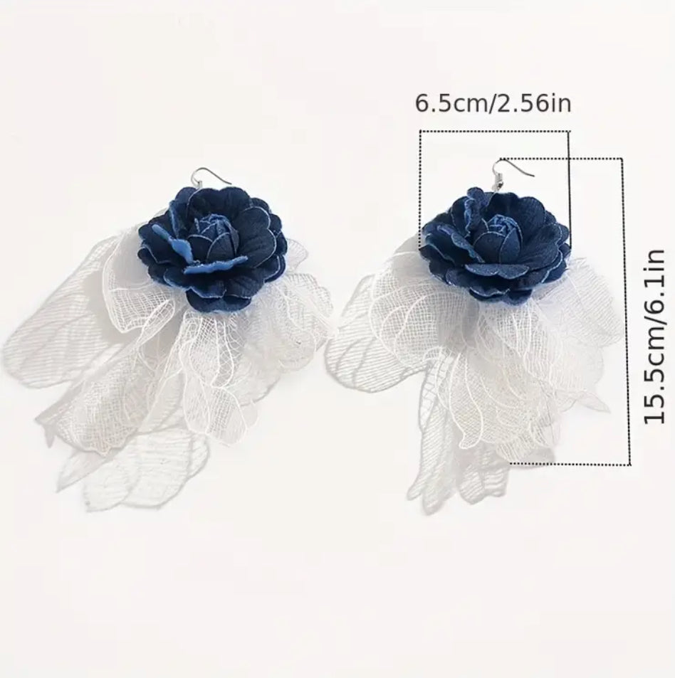 cercei floare denim si dantela alba