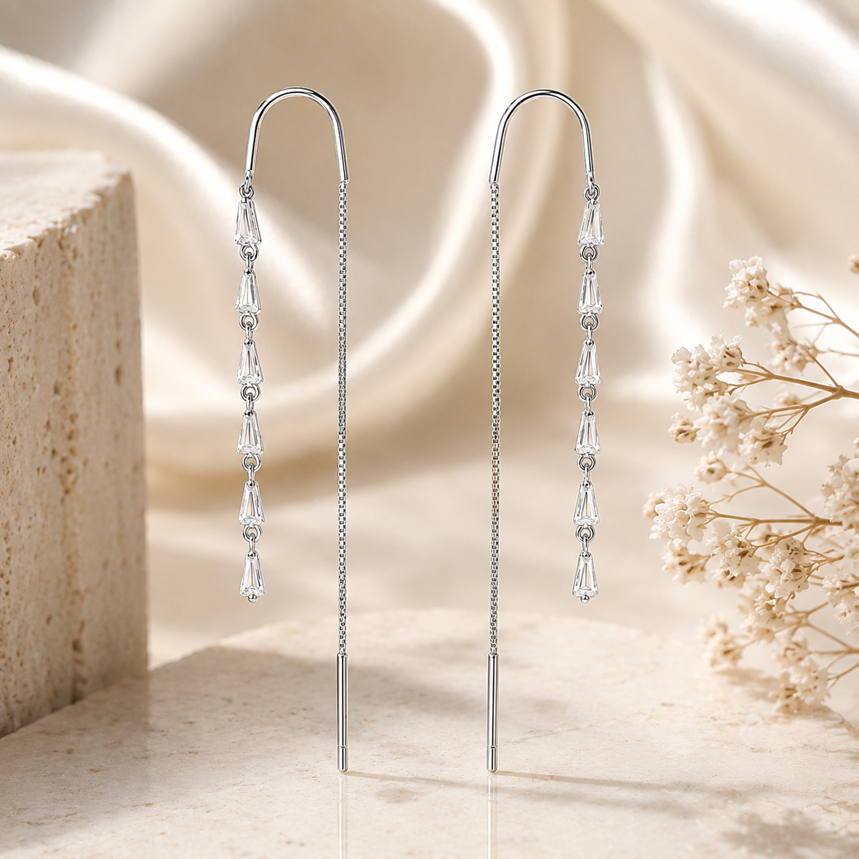 Plan apropiat macro ce surprinde montura in gherute din argint alb si finetea taieturii geometrice a diamantelor CZ albe de 3.5 mm.