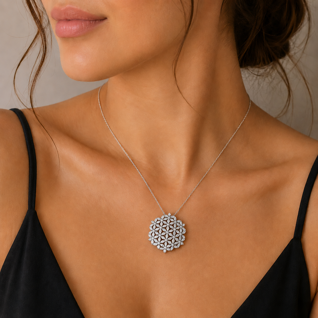 colier din argint 925 rodiat cu pandantiv format din flori in diamante cz albe la gatul unui model feminin elegant