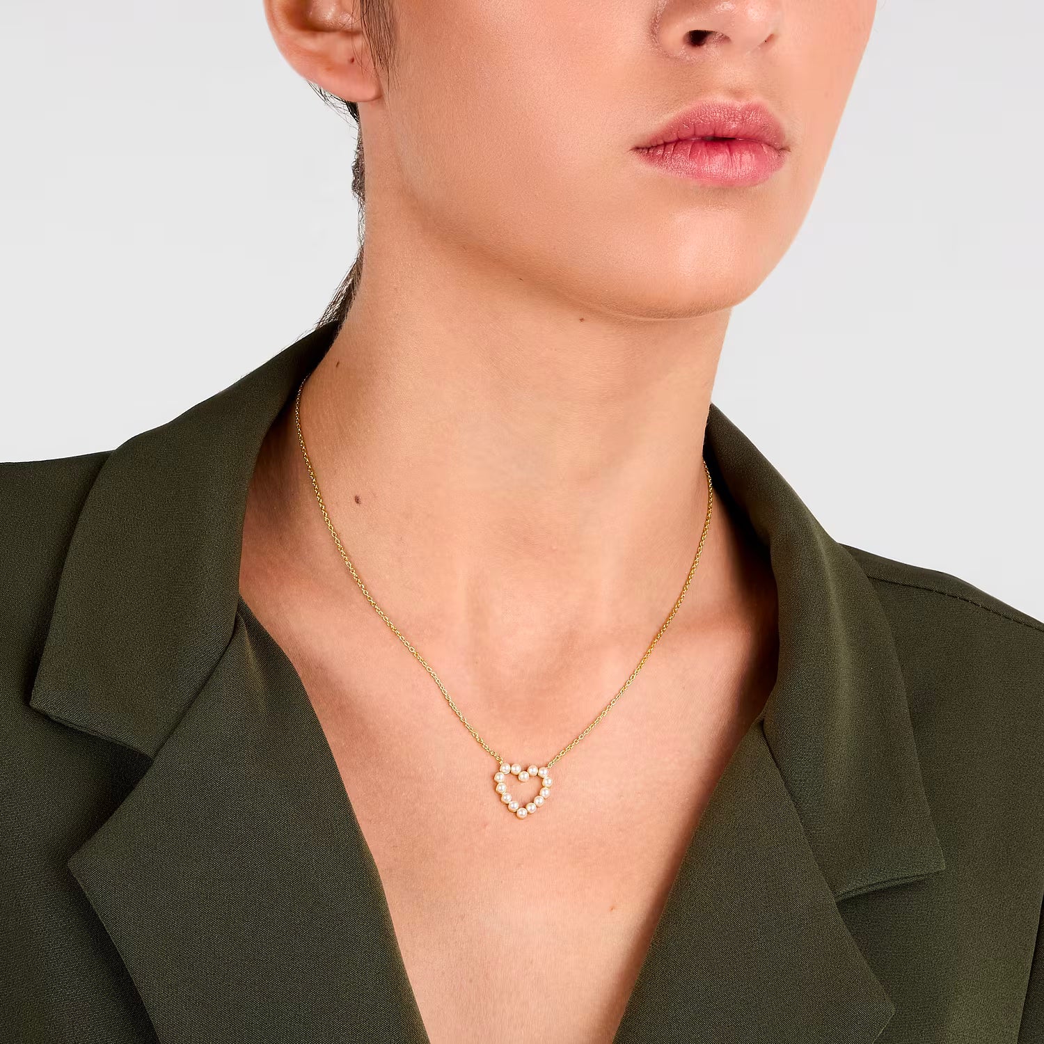 colier La petite story din argint odiat auriu cu pandantiv inima in perle de cultura purtat la gat