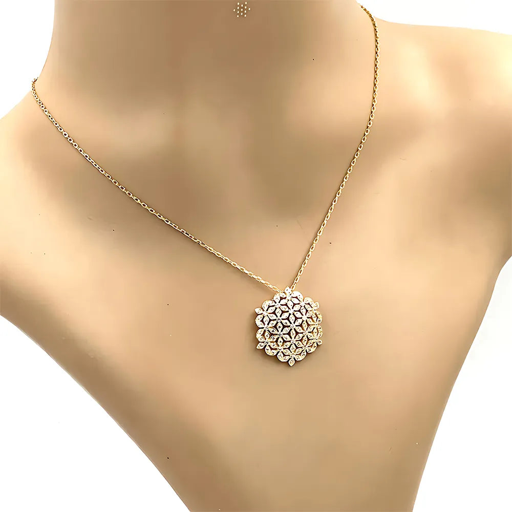 Colier argint rodiat auriu cu pandantiv flori batute in diamante CZ pus la gat