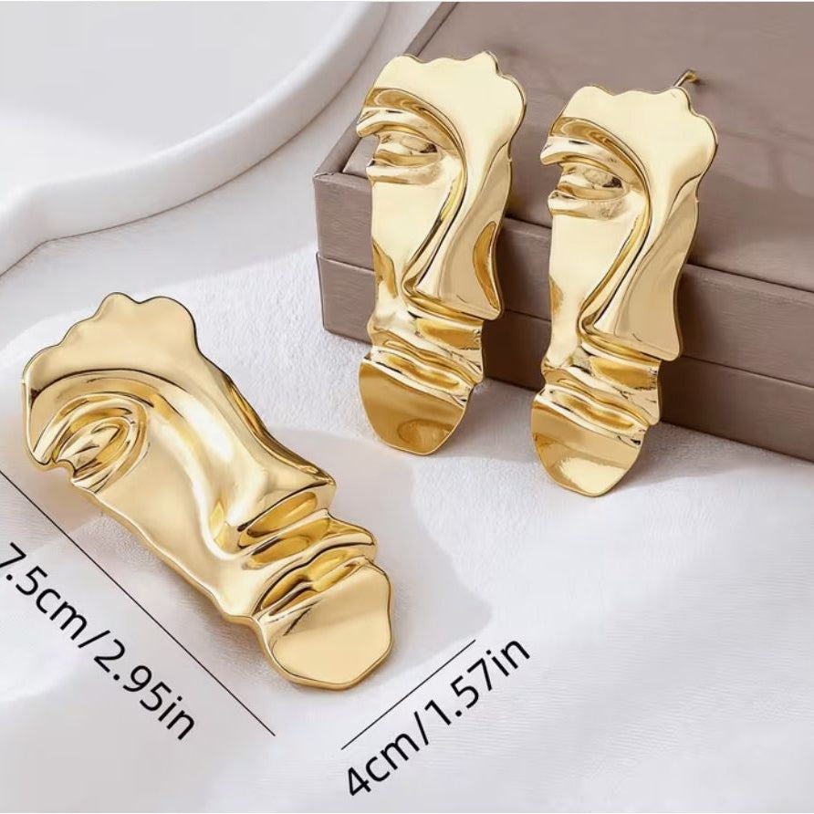 Set premium de dama din metal placat auriu compus din cercei si brosa in forma de masca abstracta suprarealista dimensiune 7,5 cm * 4 cm