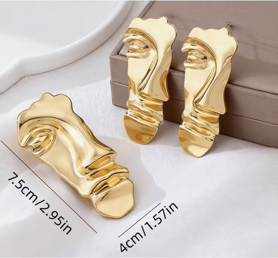 Set premium de dama din metal placat auriu compus din cercei si brosa in forma de masca abstracta suprarealista dimensiune 7,5 cm * 4 cm