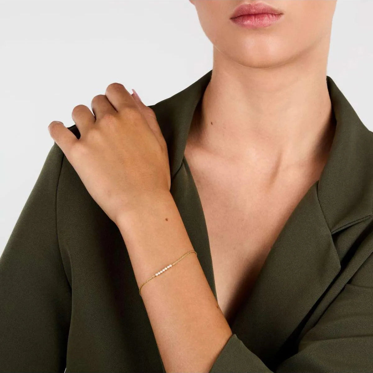 Bratara din argint 925 rodiat auriu cu 7 perle de cultura aliniate, colectia Emily in Paris La Petite Story la mana