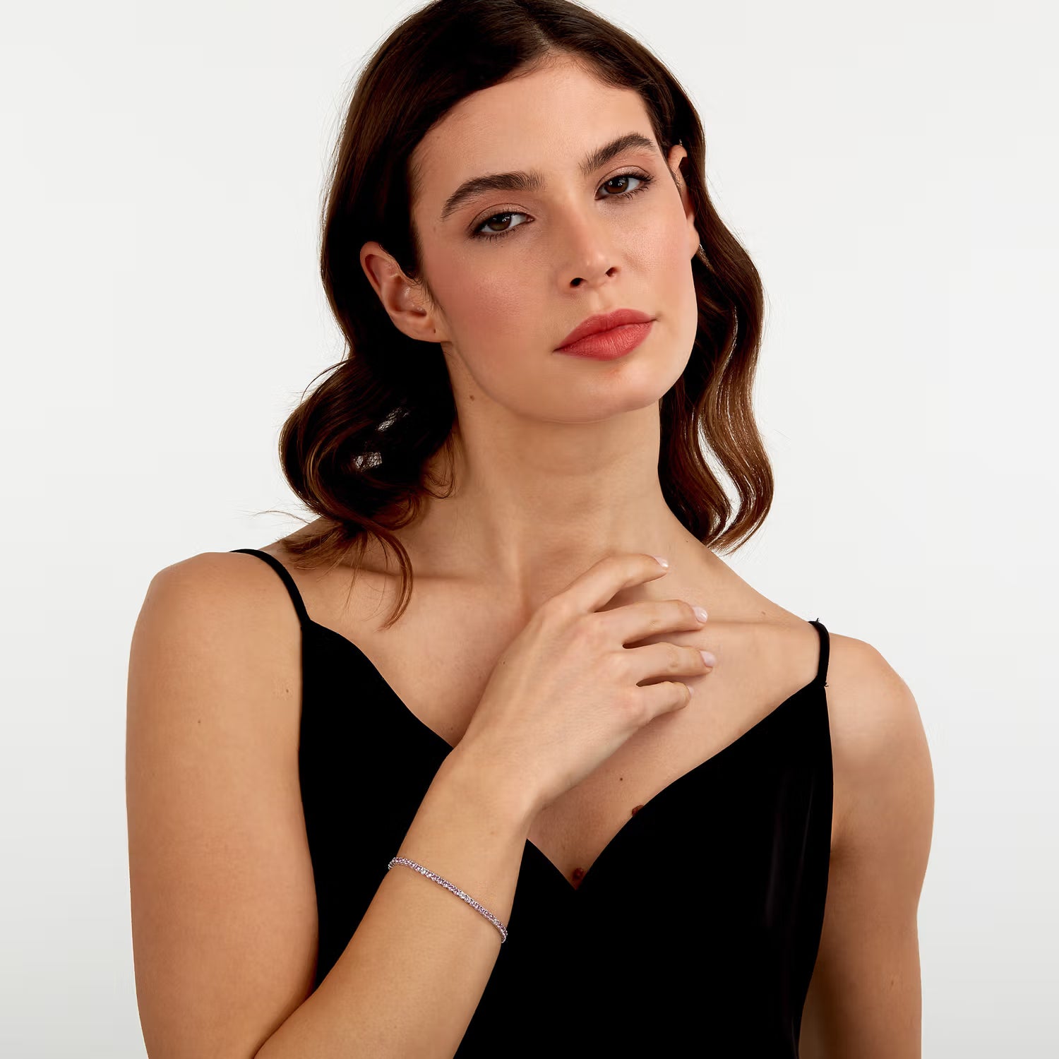 Model feminin purtand la incheietura mainii bratara de dama din argint 925 cu cristale roz si albe din colectia Tesori
