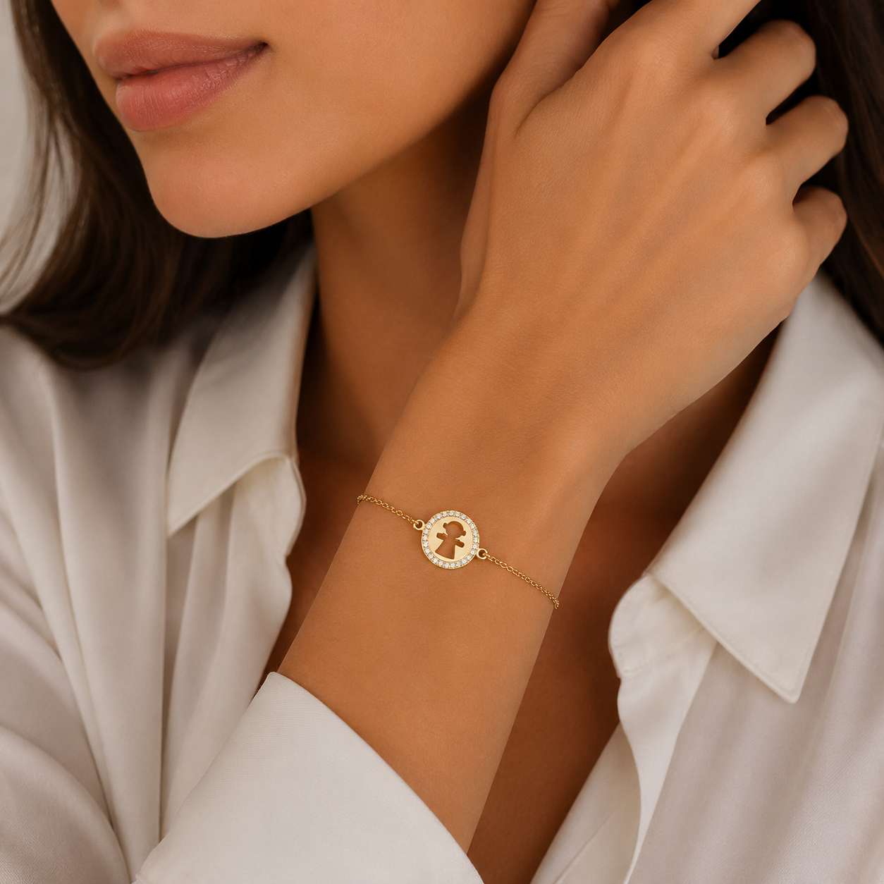 bratara din argint 925 rodiat rose gold cu anut fetita decupata si cerc de diamante cz albe la mana unui model feminin elegant