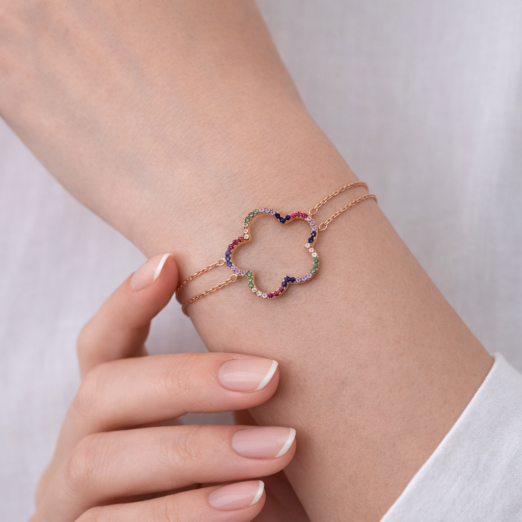 Bratara floare multicolora din argint 925 purtata pe mana model feminin elegant