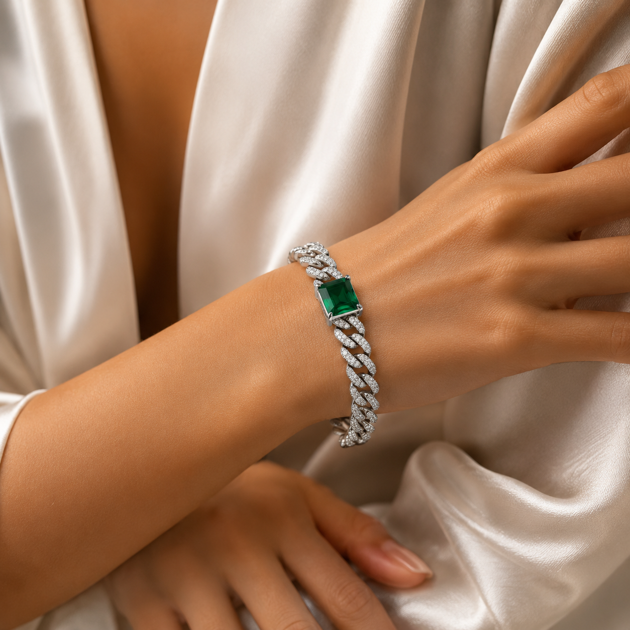 bratara din argint 925 rodiat cu smarald dreptunghiular si diamante cz albe la mana unui model feminin elegant