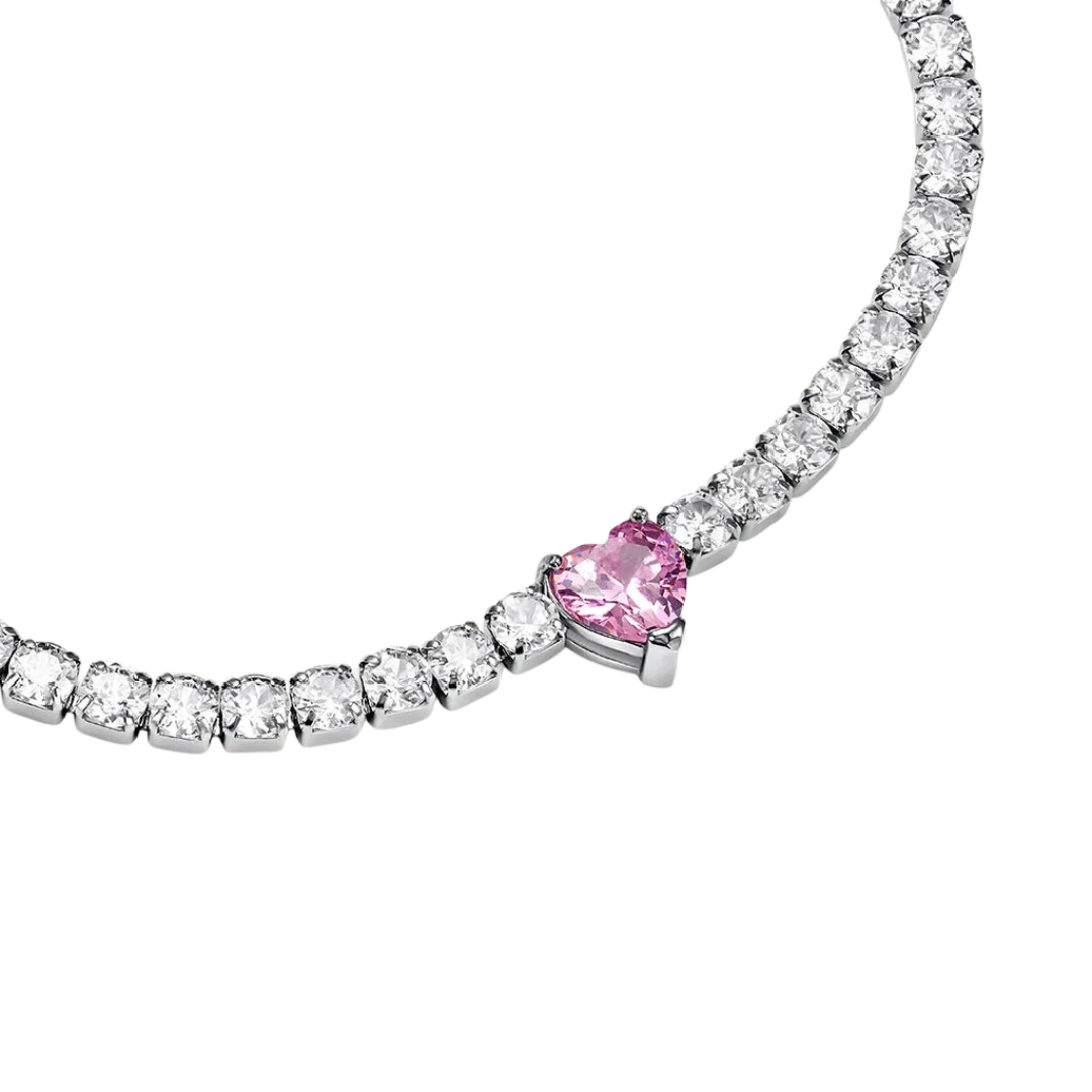 detaliu bratara tennis din argint 925 rodiat cu diamante cz albe si diamant cz inima roz
