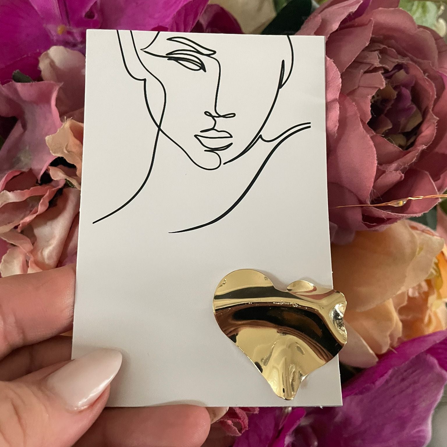 brosa aurie inima prezentare pe un cartonas