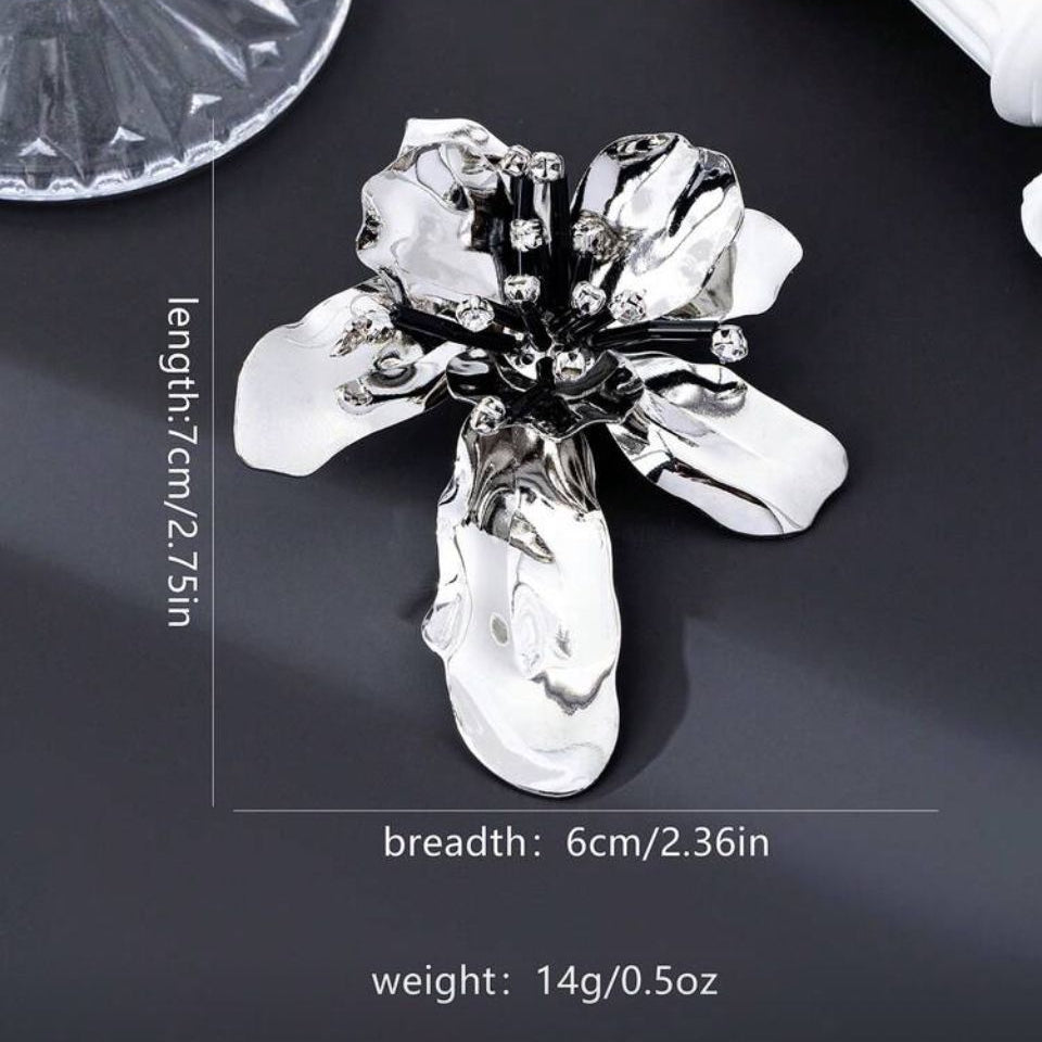 dimensiuni pentru Brosa mare din metal argintiu in forma de floare sculpturala cu petale lucioase, pistil negru si cristale albe