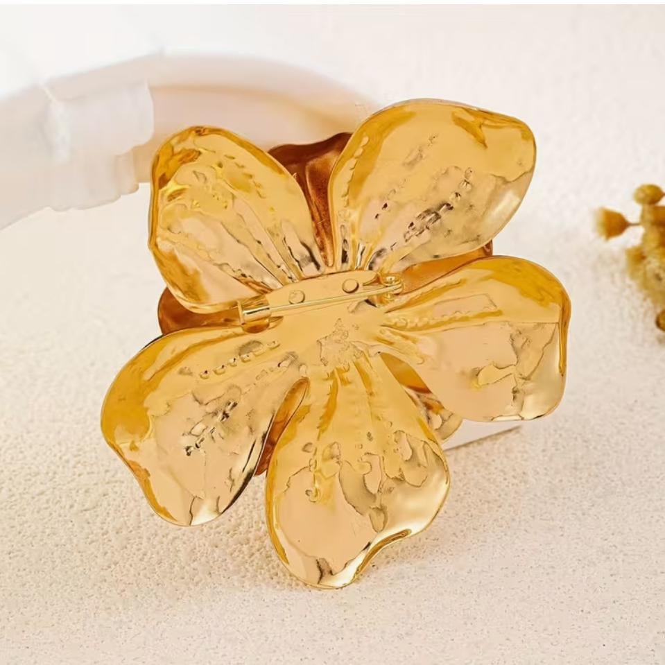 Brosa eleganta in forma de floare aurie de mari dimensiuni, cu petale sculpturale lucioasa vedere spate inchidere ac de siguranta