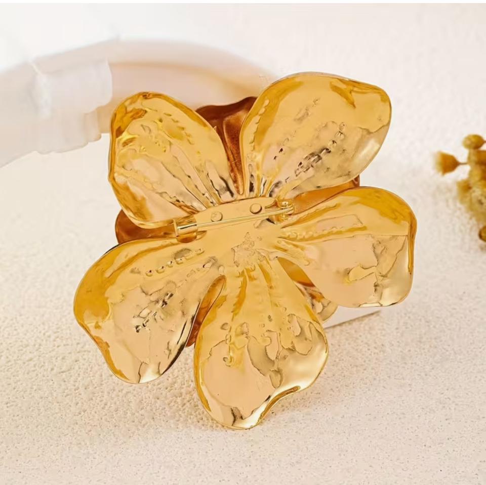 Brosa eleganta in forma de floare aurie de mari dimensiuni, cu petale sculpturale lucioasa vedere spate inchidere ac de siguranta