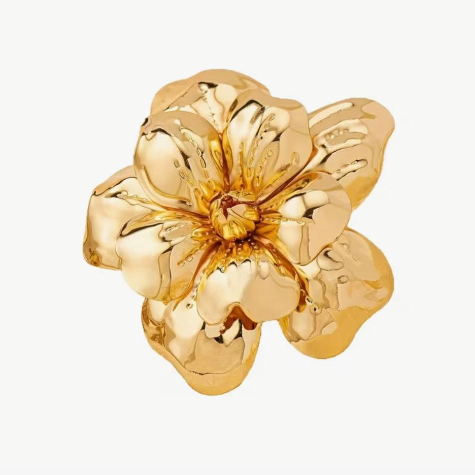 Brosa eleganta in forma de floare aurie de mari dimensiuni, cu petale sculpturale lucioase