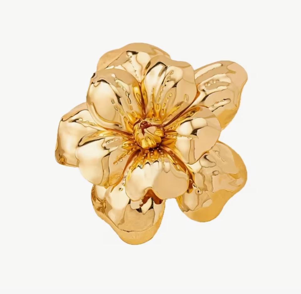 Brosa eleganta in forma de floare aurie de mari dimensiuni, cu petale sculpturale lucioase