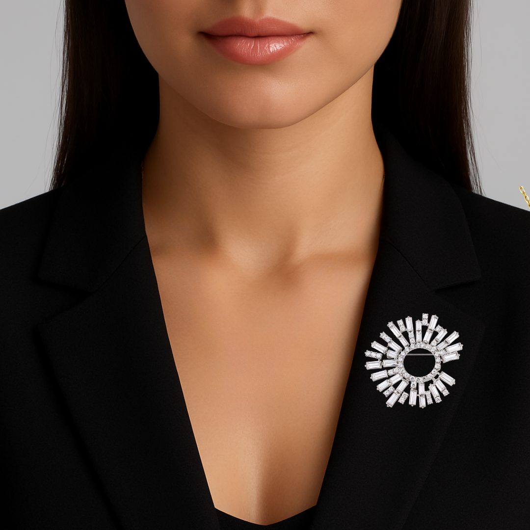 Brosa eleganta statement cu design Sunburst si cristale albe, purtata pe un sacou negru de dama