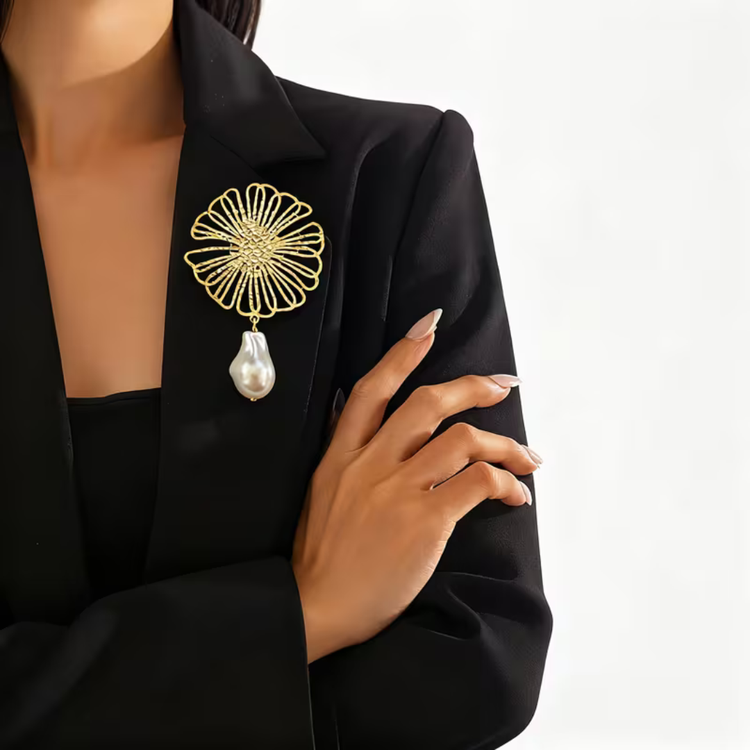 broasa aurie floare cu perla la rever