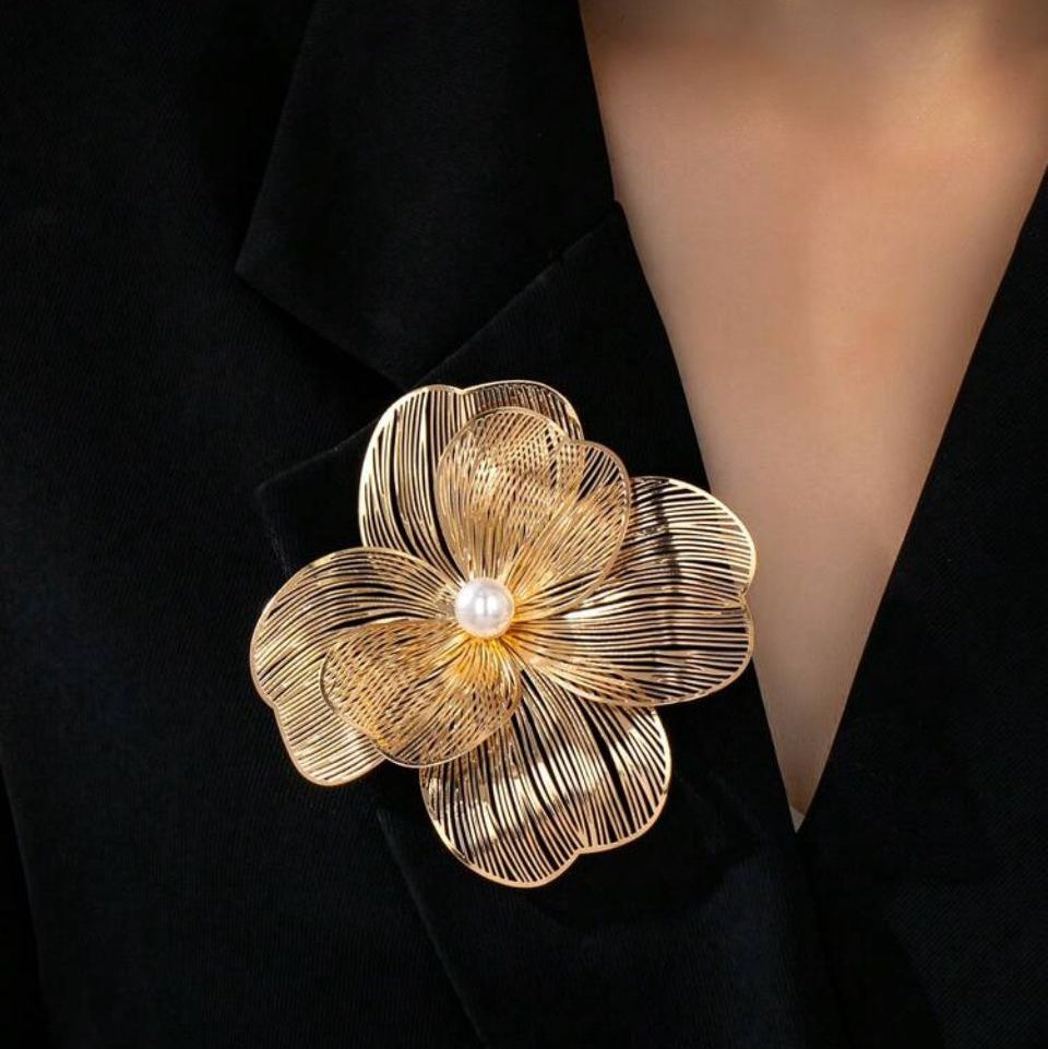 brosa floare mare aurie cu perla la rever