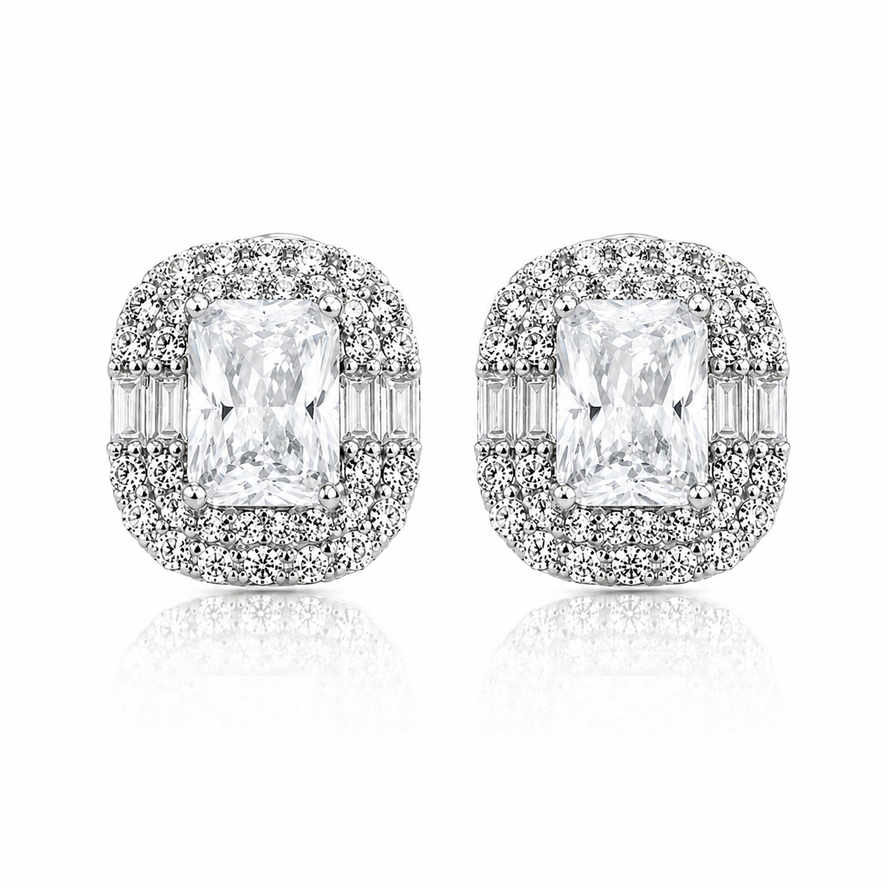 Vedere frontala a cerceilor din argint 925 cu diamant CZ central taietura Asscher si halo de cristale.