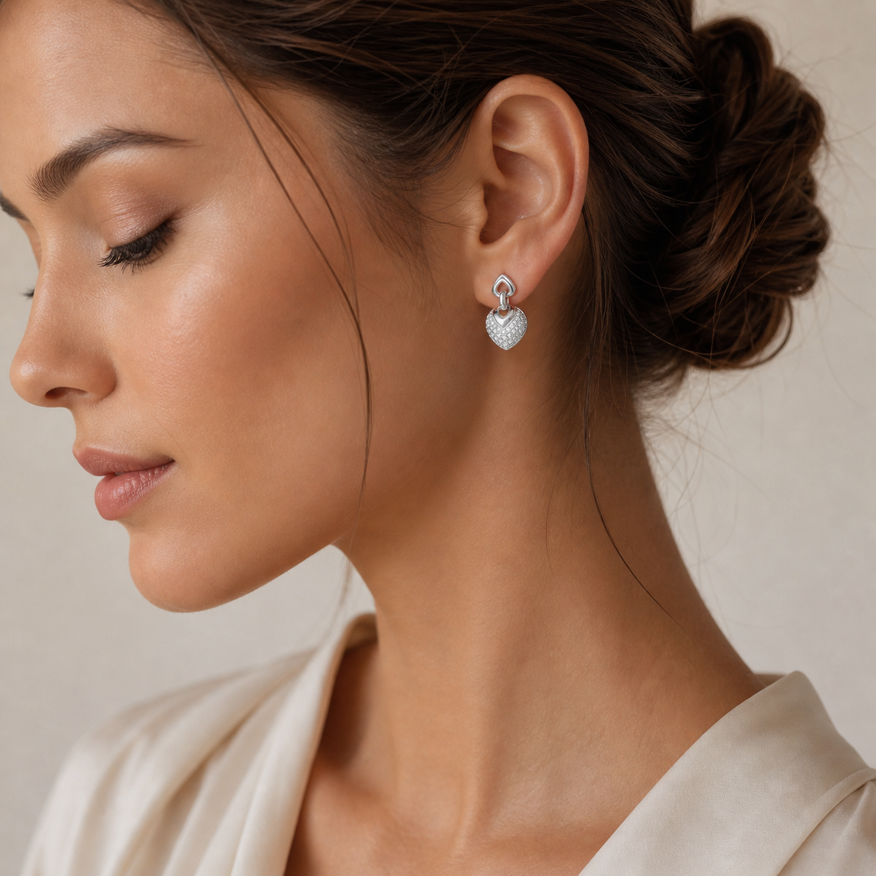 Pereche de cercei din argint 925 in forma de inima cu pavaj de diamante cubic zirconia albe, la ureche