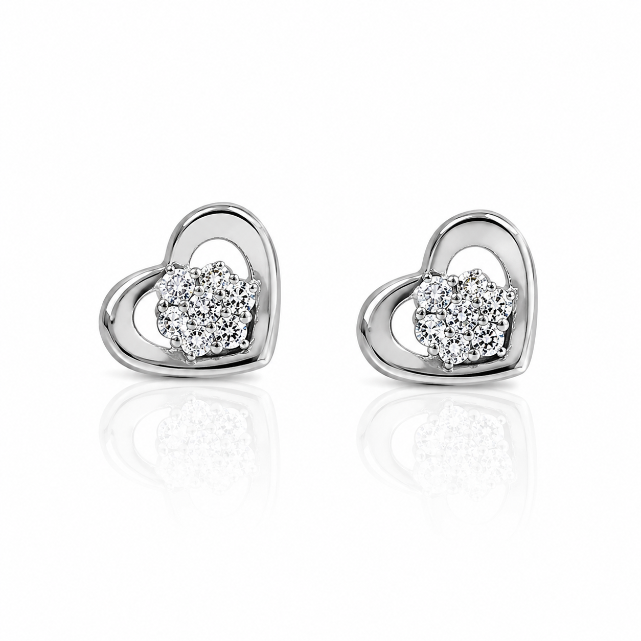 Pereche de cercei mici din argint 925 in forma de contur inima lucioasa cu un buchet central circular din diamante cz albe