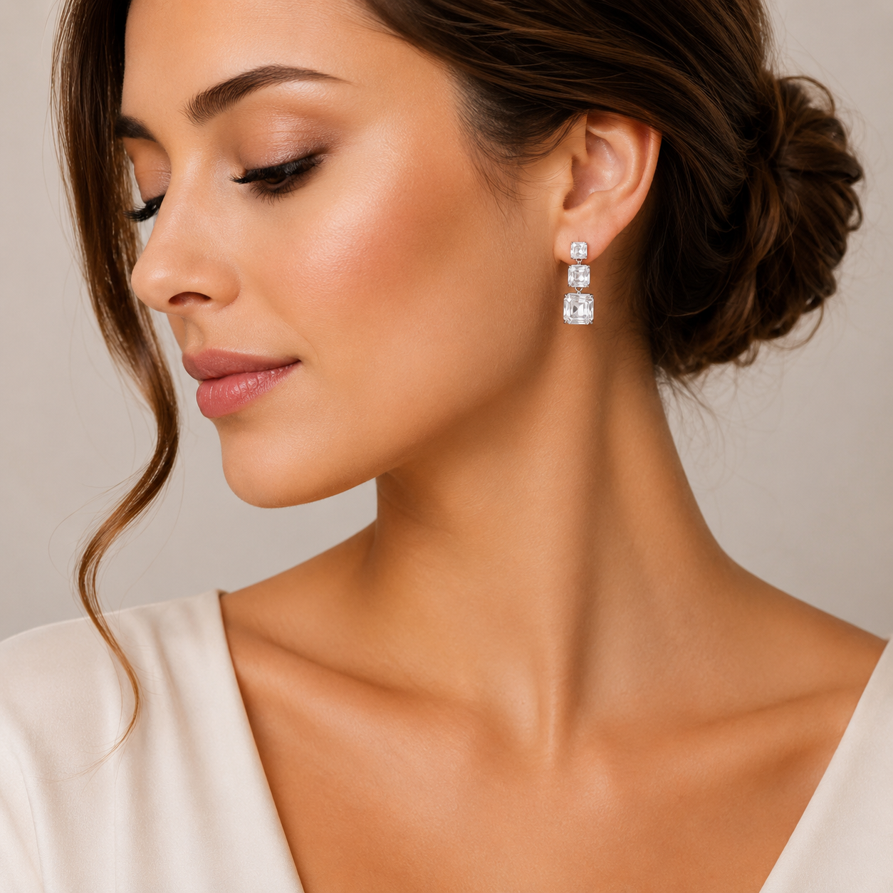 Cercei Punto Luce Trilogy din Argint 925 Rodiat cu Diamante CZ Cercei Lasardo Gioielli la urechea unui model feminin