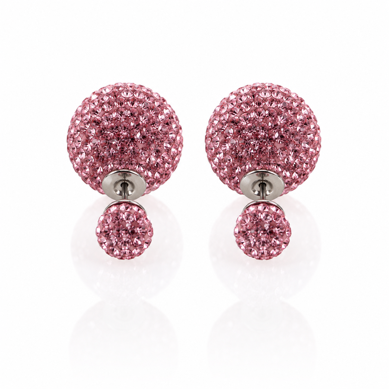 Cercei de dama din argint cu cristale swarovski roz si design asimetric cu doua sfere stralucitoare pe fundal alb curat
