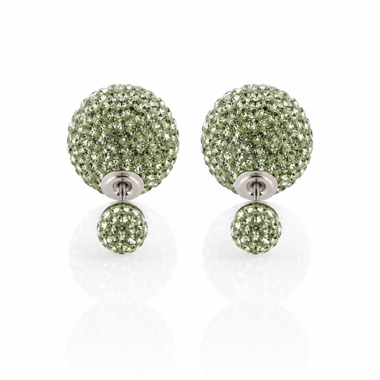 Cercei de dama din argint cu cristale swarovski verde oliv si design asimetric cu doua sfere stralucitoare pe fundal alb curat