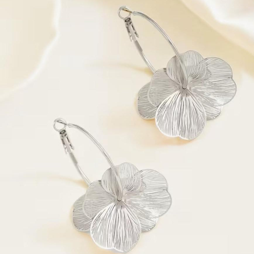 cerceii mari de tip tortita cu floare argintie