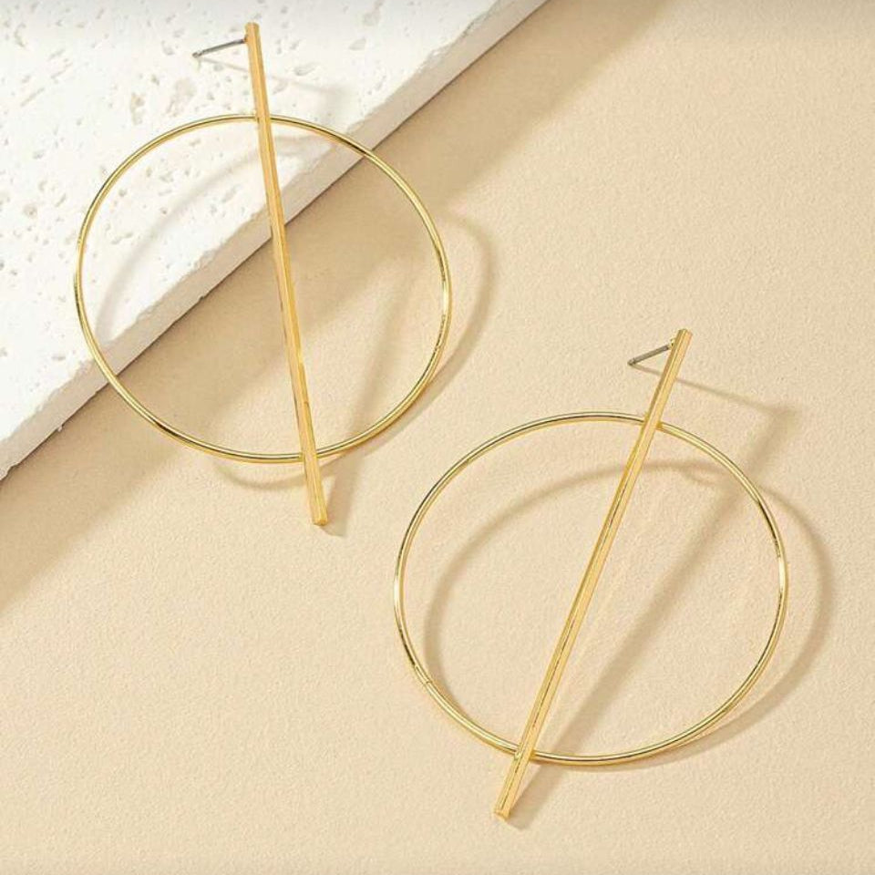 Cercei statement aurii mari cu design geometric format dintr-un cerc intretaiat de o bara verticala, stil minimalist modern Lasardo Gioielli vedere de ansamblu