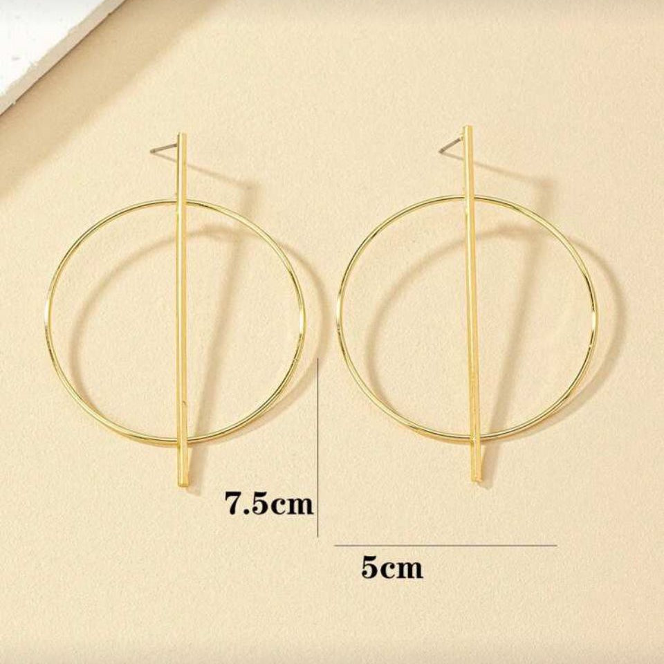 Cercei statement aurii mari cu design geometric format dintr-un cerc intretaiat de o bara verticala, stil minimalist modern Lasardo Gioielli dimensiuni