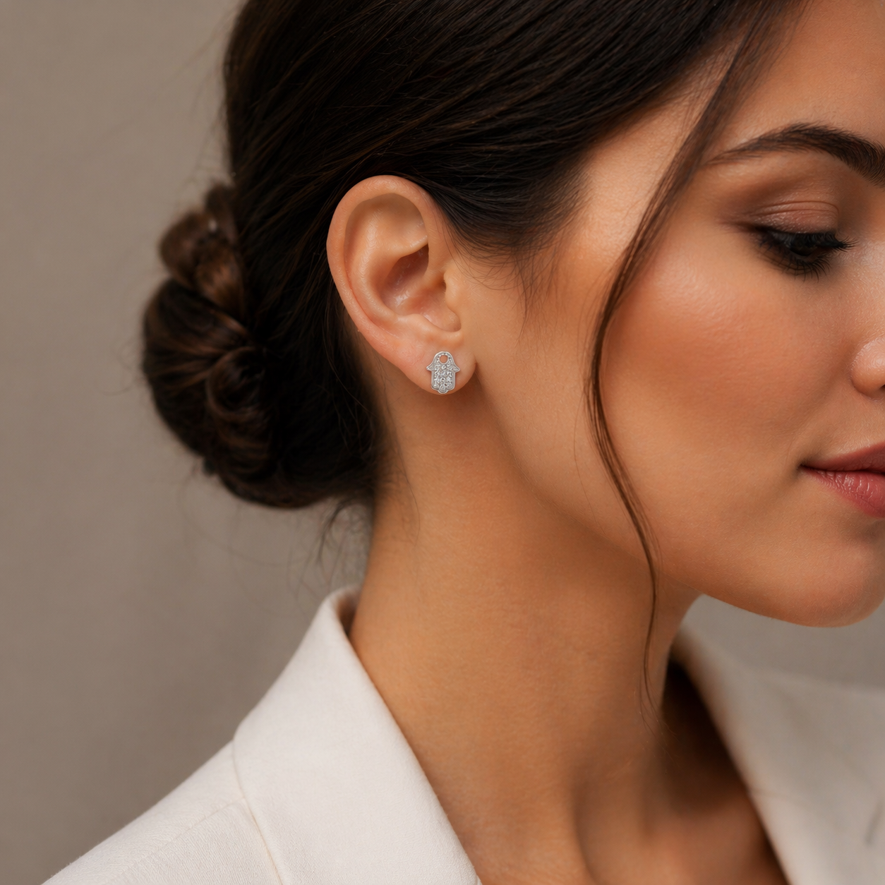 forma de mana Hamsa (Mana lui Fatima), incrustati cu diamante CZ stralucitoare, colectia Lasardo Gioielli, la ureche