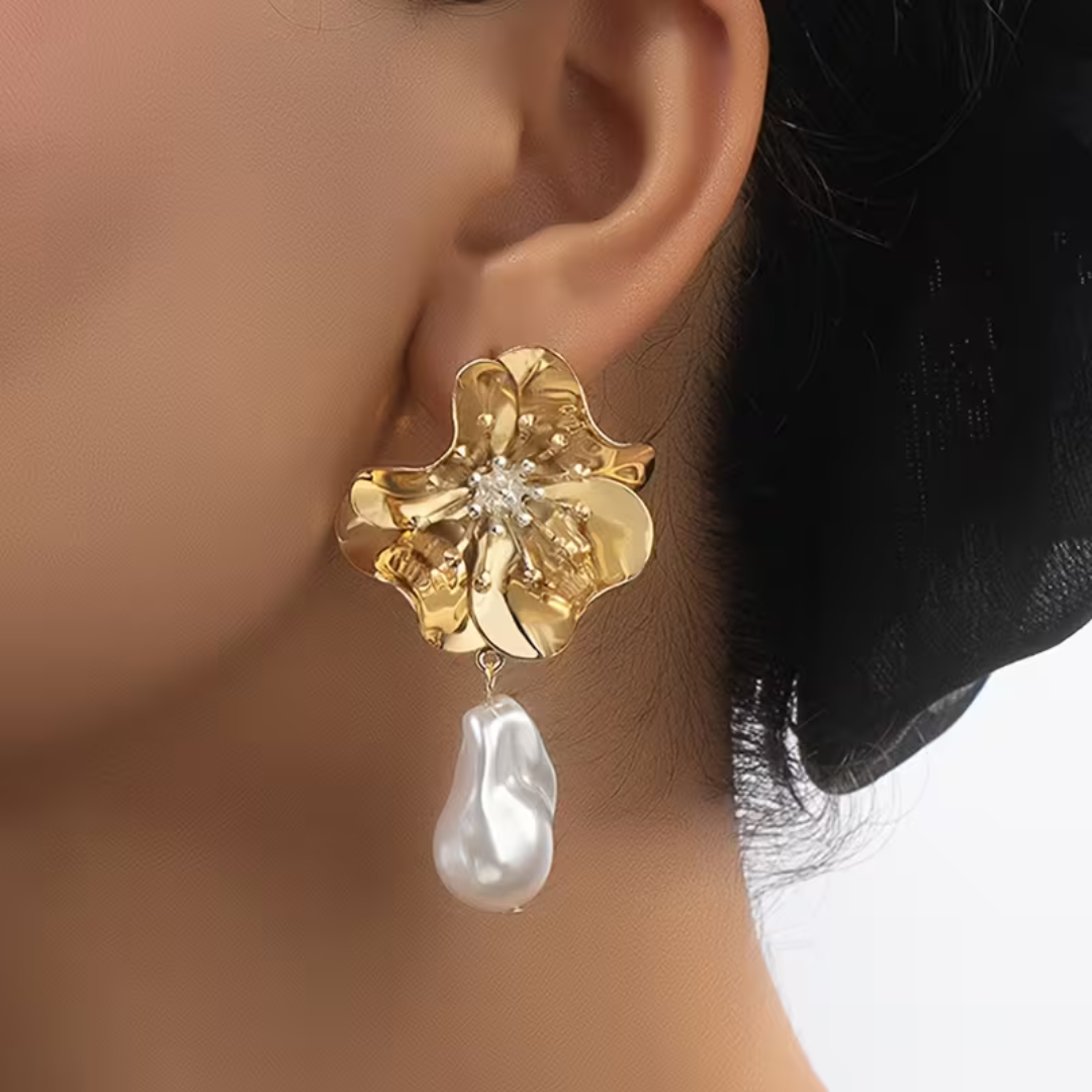 Cercei mari tip floare argintie cu perla baroca suspendata, design modern pe model