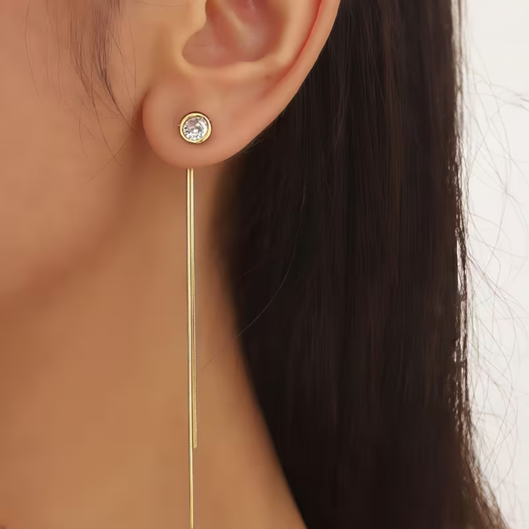 Cercei lungi Punto Luce cu diamant CZ alb si lantisor de 10 cm, realizati din otel inoxidabil 316L, purtati pe model.