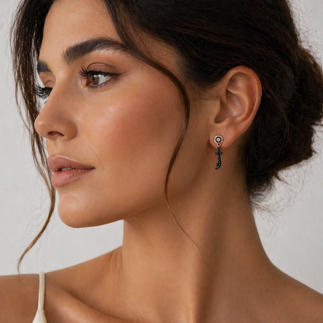 Cercei eleganti tip sabie din argint 925 rose gold cu pavaj de diamante CZ negre micropave, design italian premium Lasardo Gioielli, la ureche