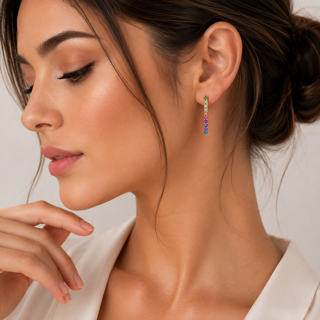 Model feminin purtand cerceii verticali tip tennis din argint cu diamante cz colorate stralucitoare