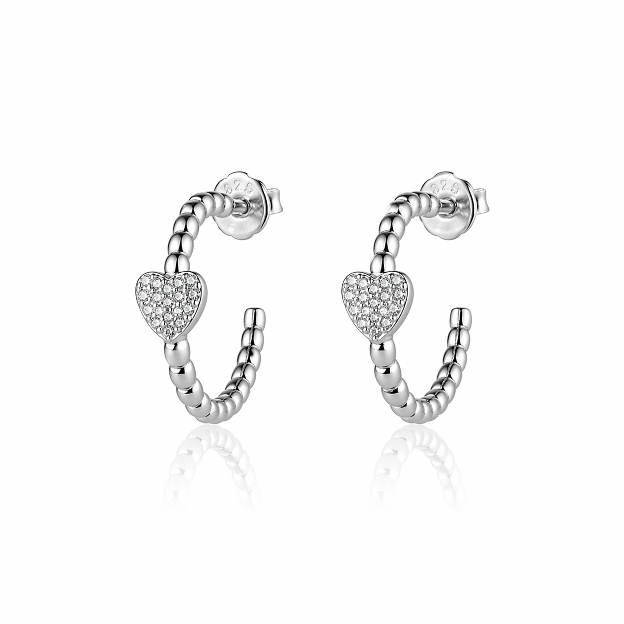 Cercei tip tortita din argint 925 rodiat cu design cu bilute si inima centrala cu diamante CZ, varianta complet argintie, Lasardo Gioielli.
vedere de ansamblu