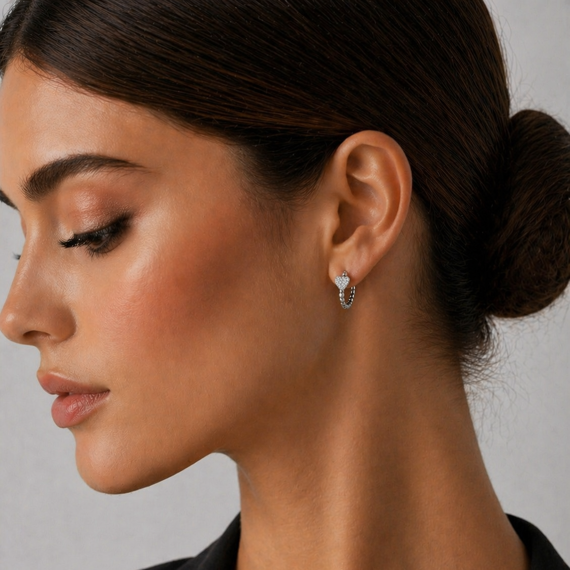 Cercei tip tortita din argint 925 rodiat cu design cu bilute si inima centrala cu diamante CZ, varianta complet argintie, Lasardo Gioielli, la ureche