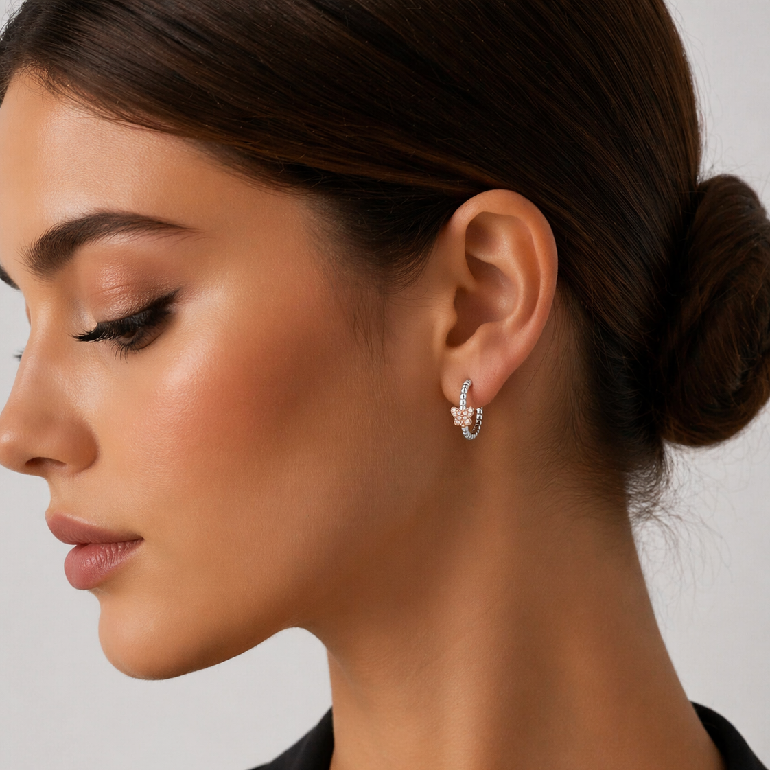 Cercei tip semicerc din argint 925 rodiat cu design sferic si fluture central placat cu rose gold si diamante CZ, colectia Lasardo Gioielli la ureche