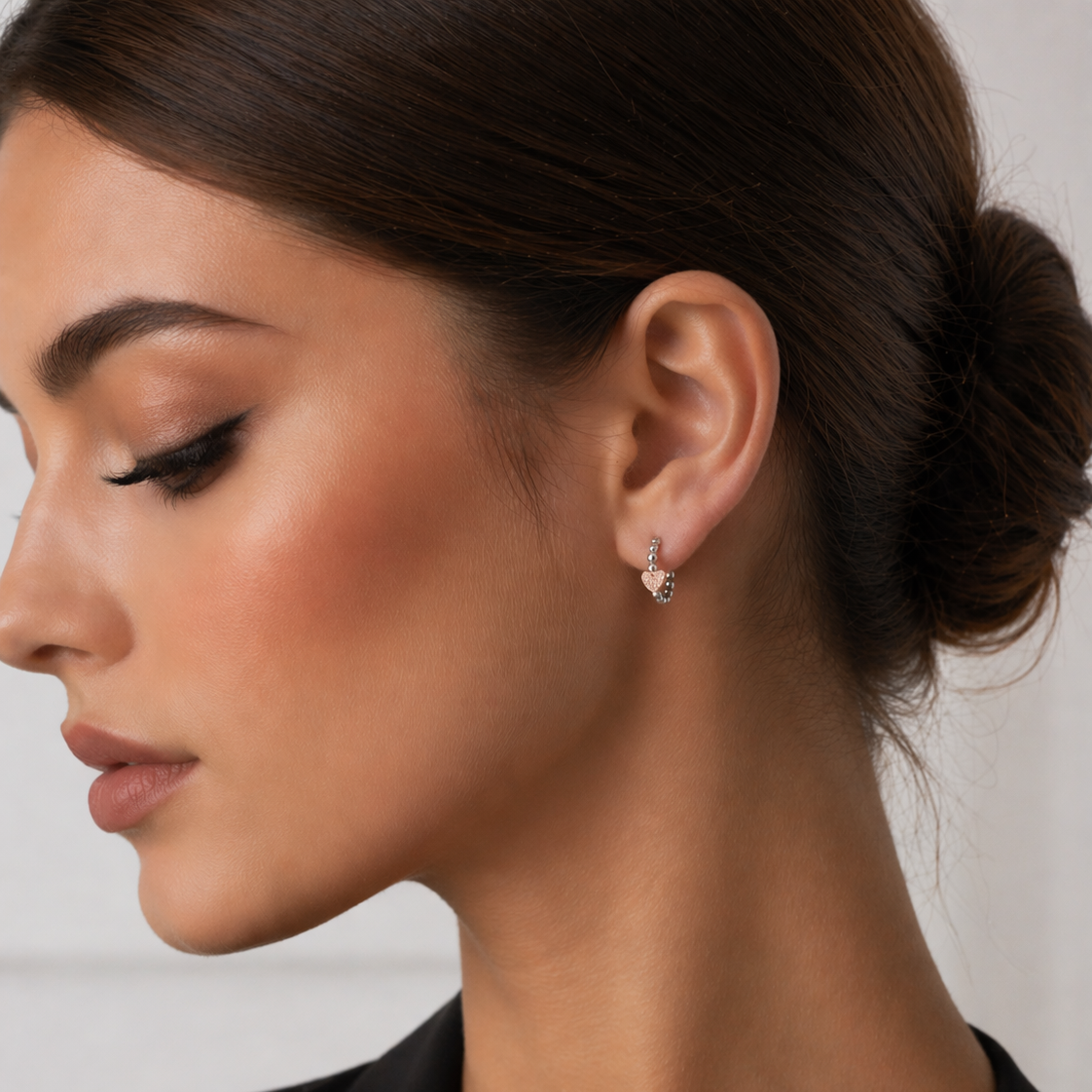 Cercei tip tortita din argint 925 rodiat cu design sferic si inima centrala placata cu rose gold si diamante CZ, colectia Lasardo Gioielli, purtati la ureche