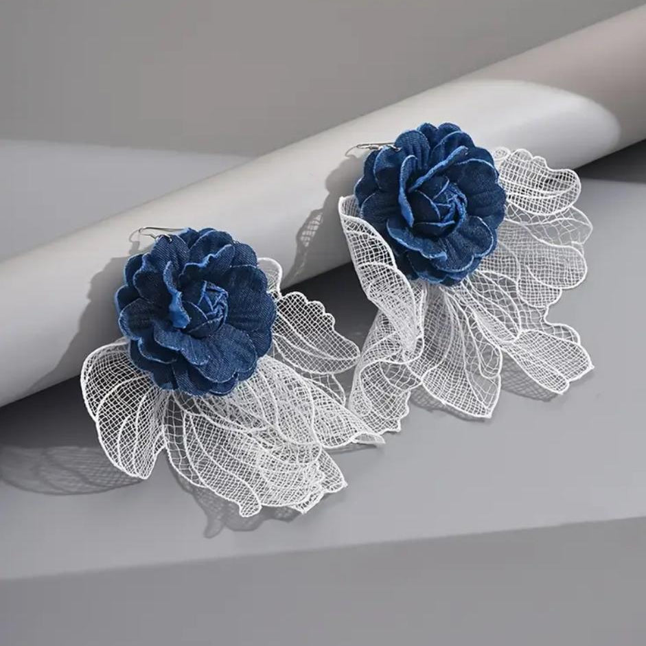 cercei floare denim si dantela alba