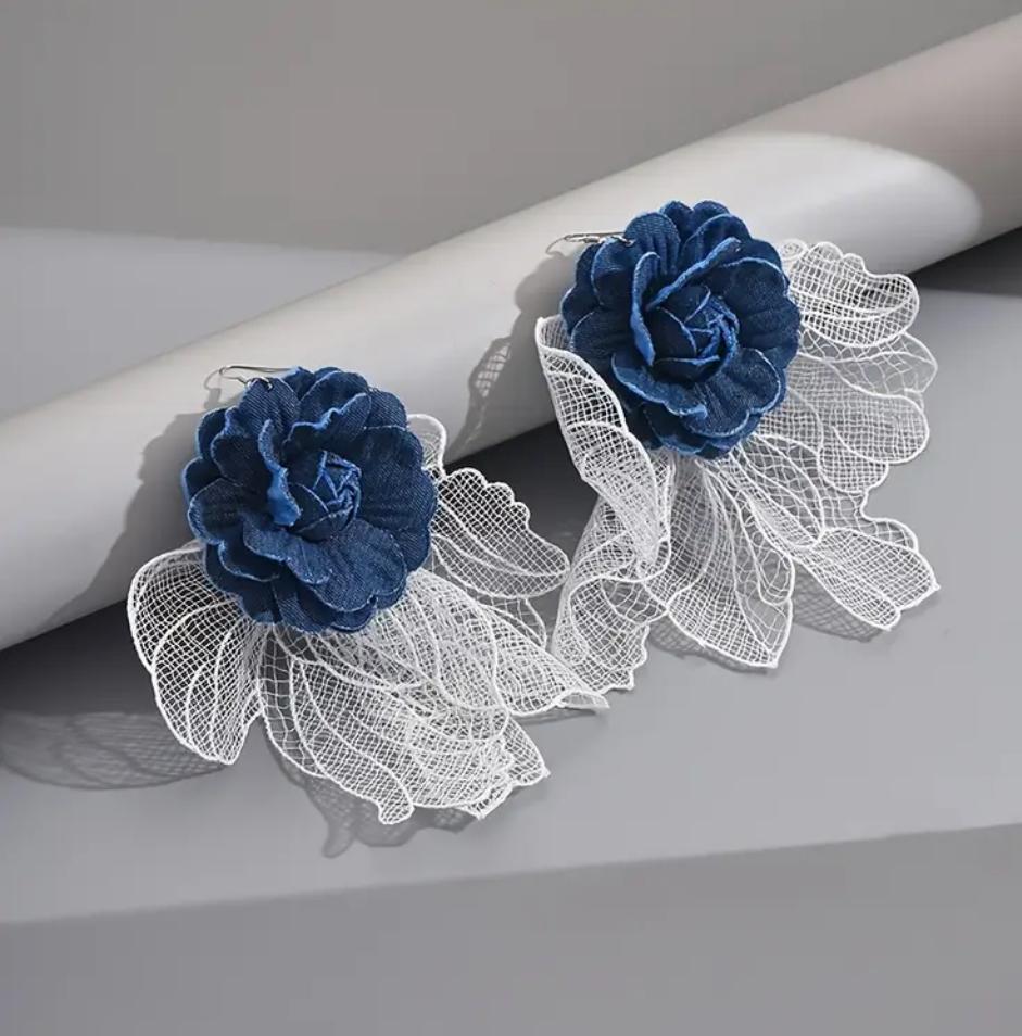 cercei floare denim si dantela alba