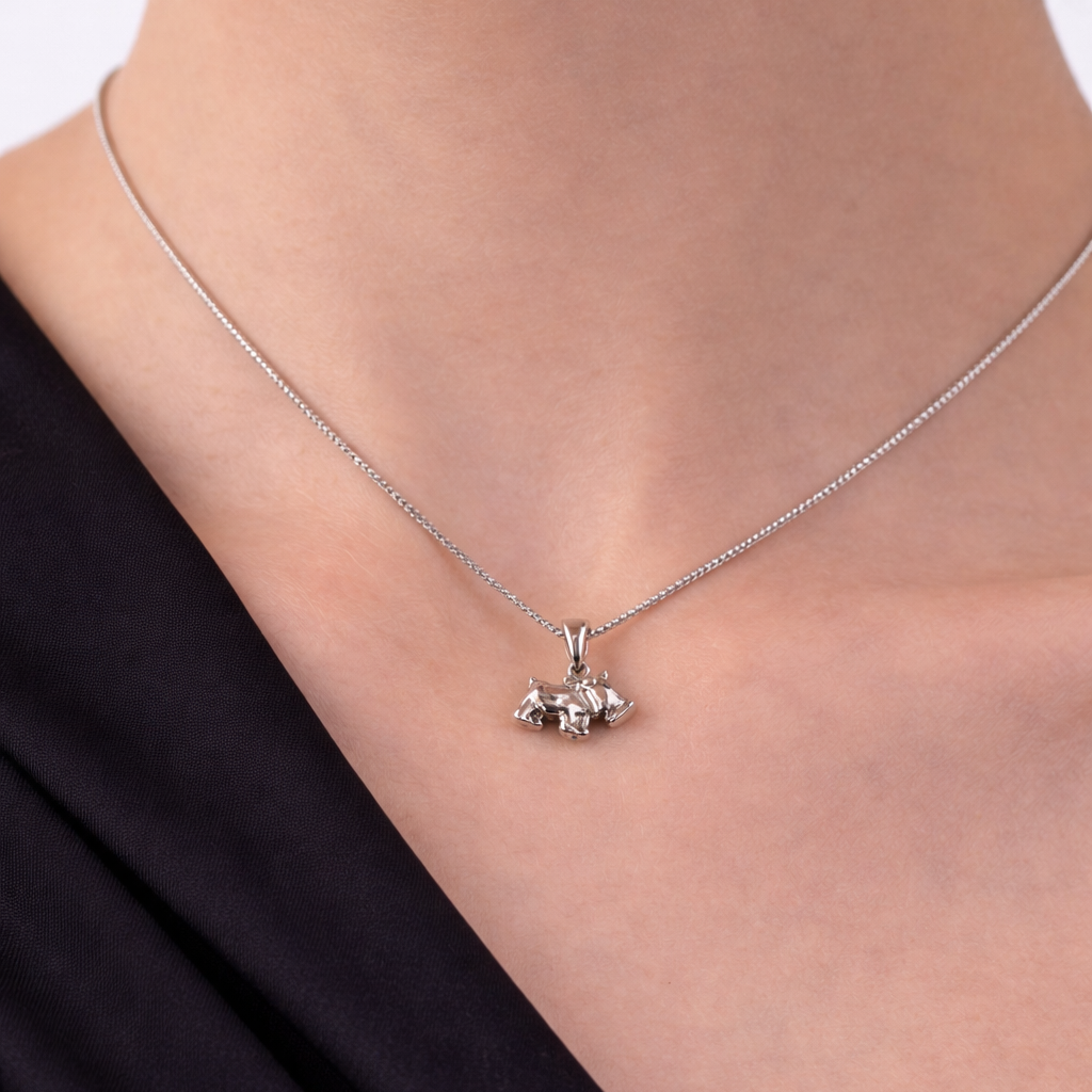 Colier fin din argint 925 rodiat cu pandantiv in forma de caine Scottish Terrier, design sculptural lucios, colectia Lasardo Gioielli, la gat