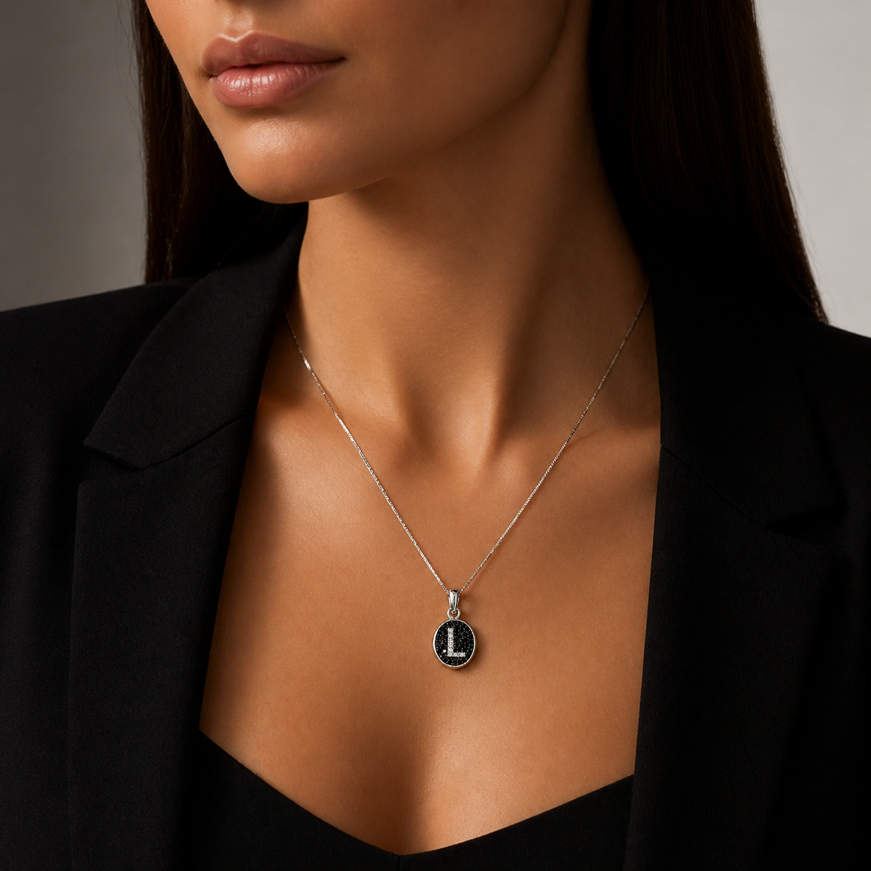 Colier din argint 925 rodiat cu pandantiv oval, fundal din diamante CZ negre si litera L din diamante CZ albe montate micropave, la gat